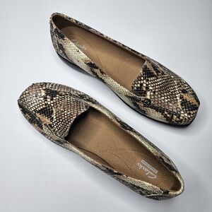Clarks Natural Snake Print Slip On Loafer Never Worn/New In Box Size 9.5W